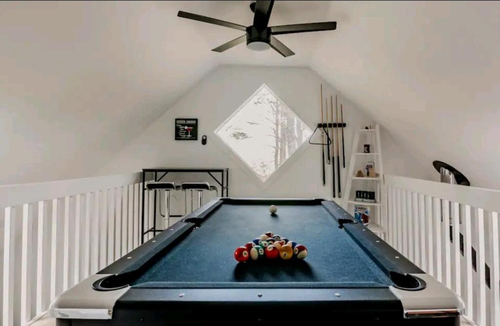 Modern Pine Tree Chalet with HOT TUB, Outdoor TV, VIEWS, Games & POOL 5 mins away!! - Image 6