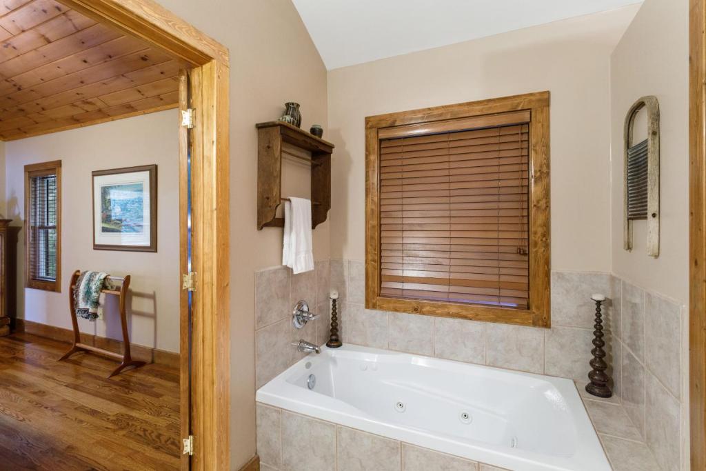 Hot Tub (Jacuzzi) - Photo 2