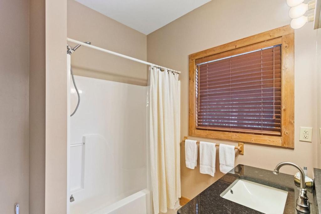 Hot Tub (Jacuzzi) - Photo 3