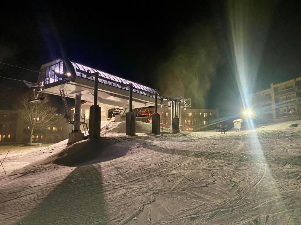 APPresSki - 5 bed Ski in Ski out - 50 Steps to Ski Sugar Mountain Slopes - Image 8