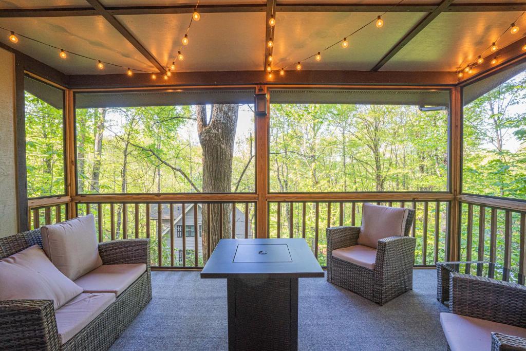 King Bed, Putt-Putt w/ Hot Tub, & Other Games - Image 7