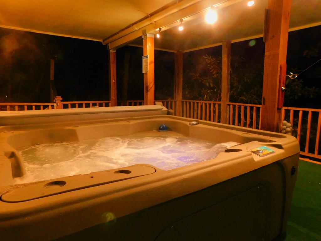 Hot Tub (Jacuzzi) - Photo 2