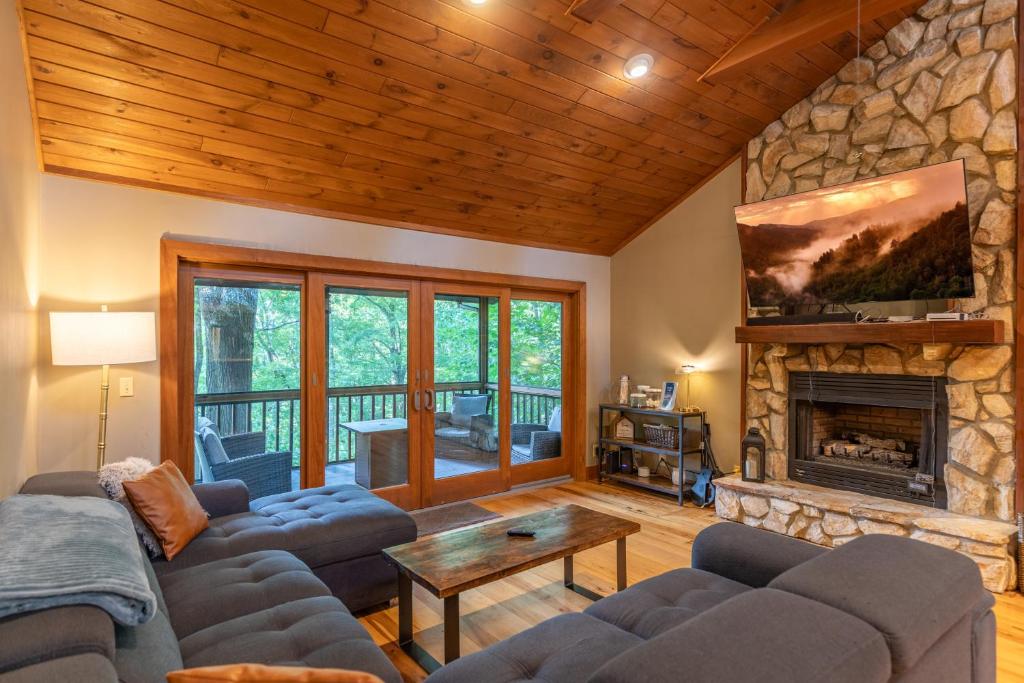 King Bed, Putt-Putt w/ Hot Tub, & Other Games - Image 4