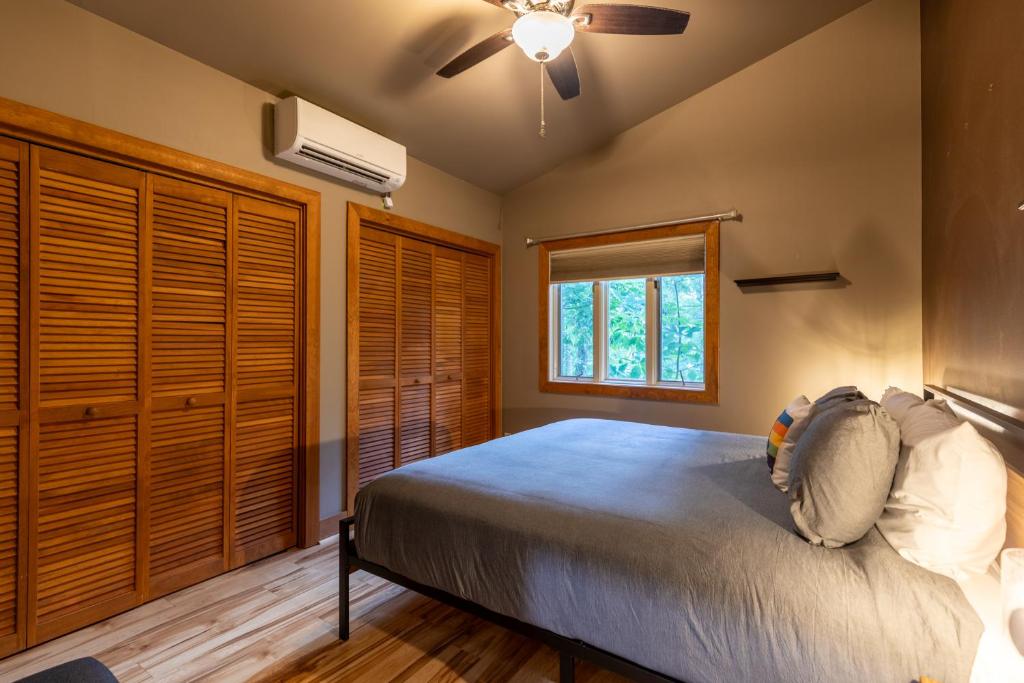 King Bed, Putt-Putt w/ Hot Tub, & Other Games - Image 6