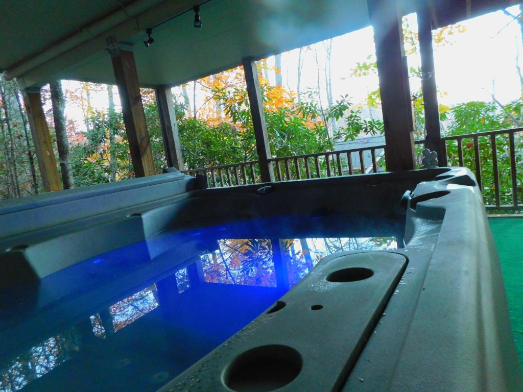 King Bed, Putt-Putt w/ Hot Tub, & Other Games