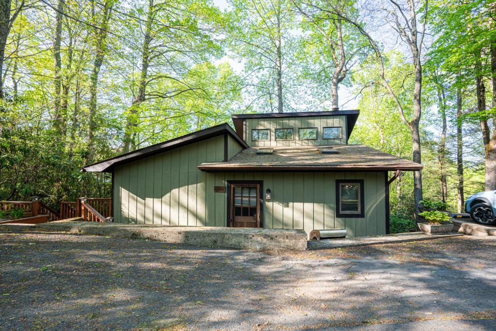 King Bed, Putt-Putt w/ Hot Tub, & Other Games - Image 5