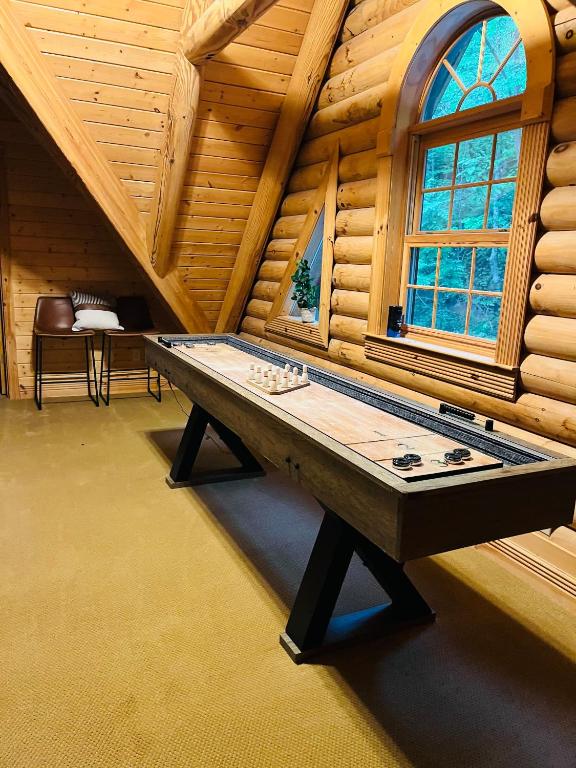 Firefly Lodge, hot tub, games, mountain views - Image 5
