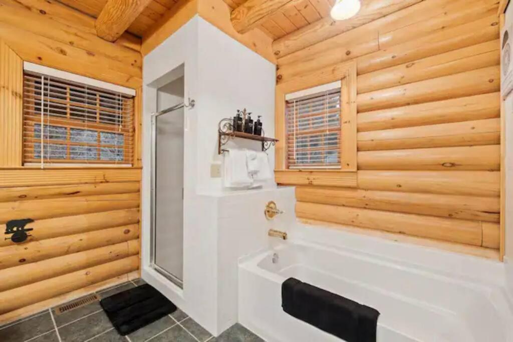 Firefly Lodge, hot tub, games, mountain views - Image 7