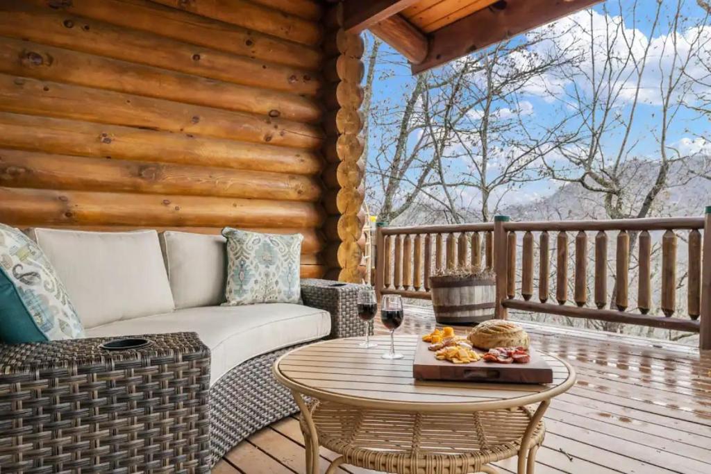 Firefly Lodge, hot tub, games, mountain views - Image 4