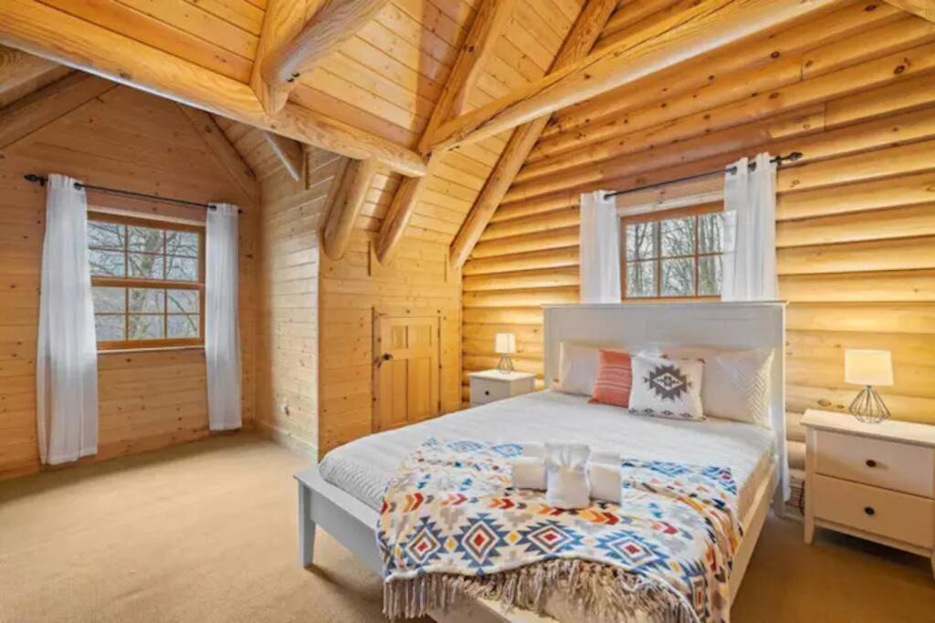 Firefly Lodge, hot tub, games, mountain views - Image 6