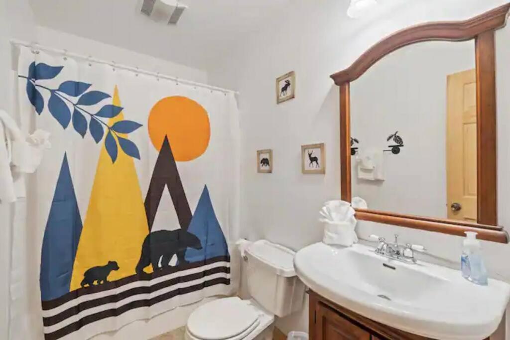 Firefly Lodge, hot tub, games, mountain views