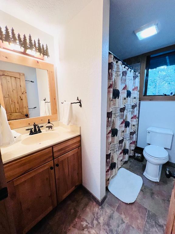 Maggie Valley 4BR Cabin with Hot Tub in Serene Forest - Image 8