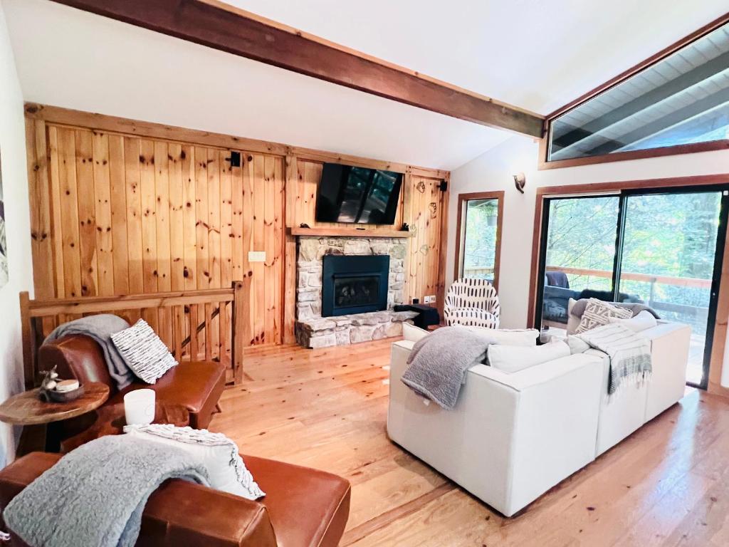 Maggie Valley 4BR Cabin with Hot Tub in Serene Forest - Image 5