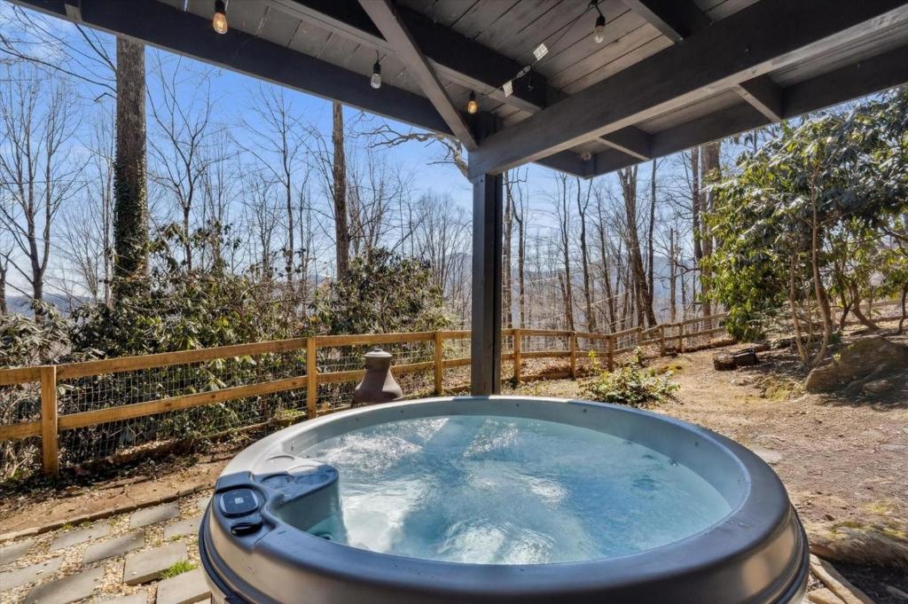 Hot Tub (Jacuzzi) - Photo 4