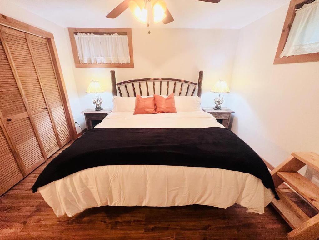 Maggie Valley 4BR Cabin with Hot Tub in Serene Forest - Image 7