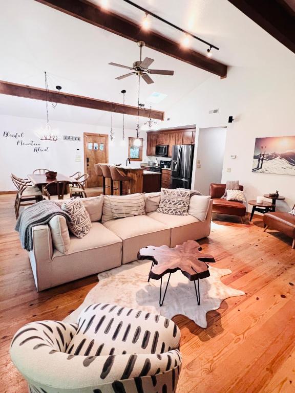 Maggie Valley 4BR Cabin with Hot Tub in Serene Forest