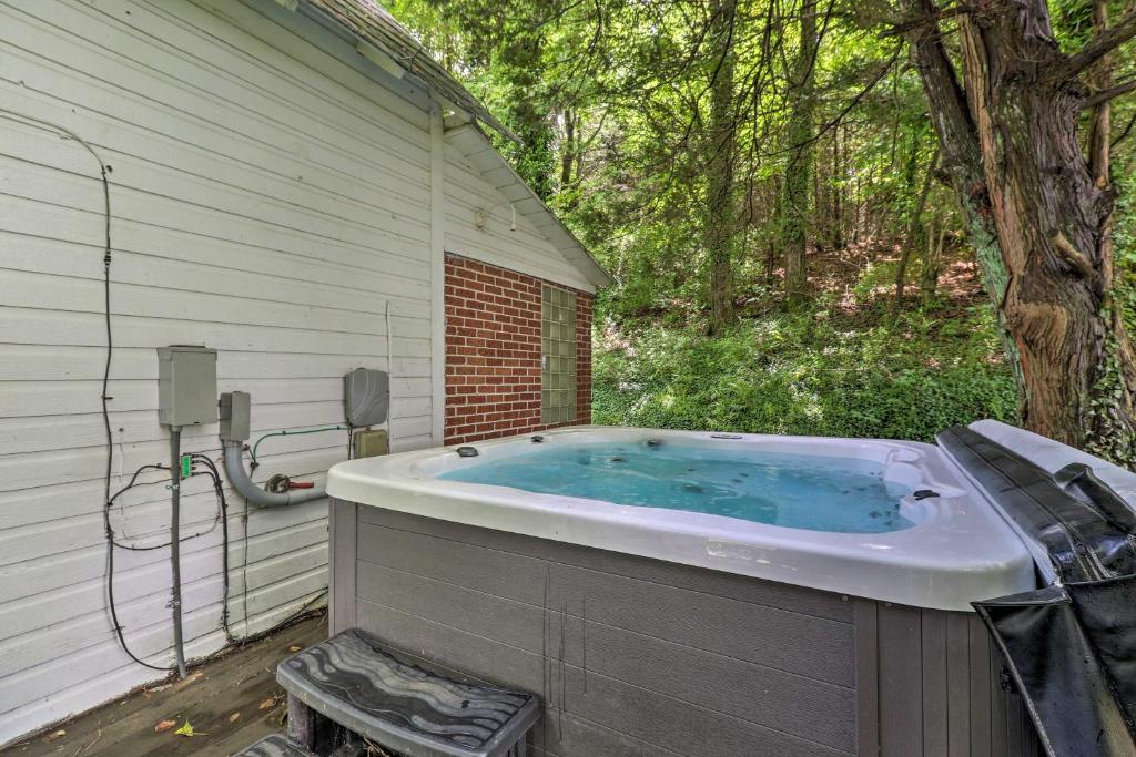 Lil Red Hen Cottage in the Boone Area with Hot Tub