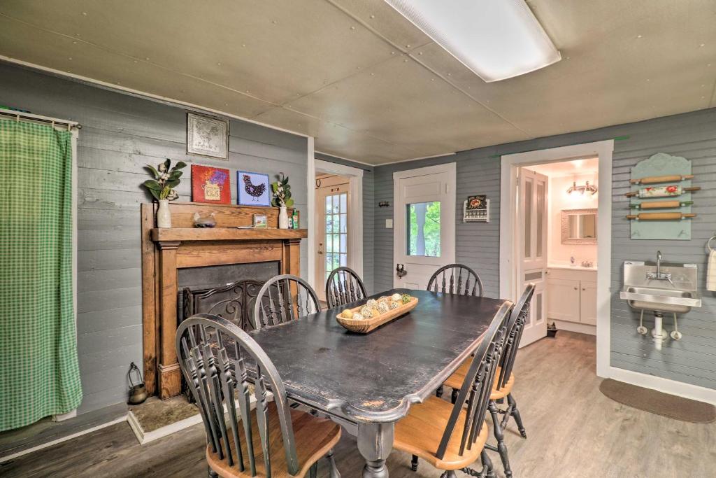 Lil Red Hen Cottage in the Boone Area with Hot Tub - Image 4