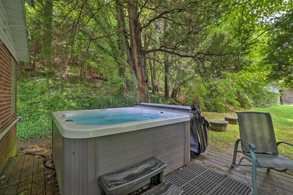 Hot Tub (Jacuzzi) - Photo 3