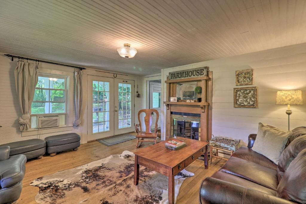 Lil Red Hen Cottage in the Boone Area with Hot Tub - Image 5