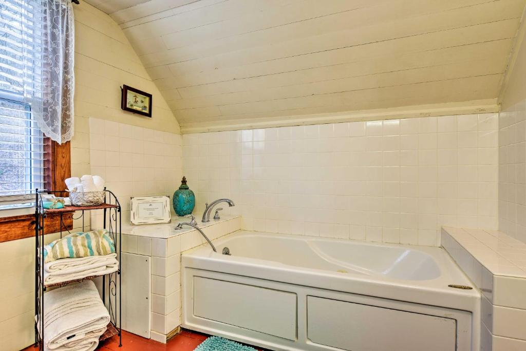 Lil Red Hen Cottage in the Boone Area with Hot Tub - Image 8