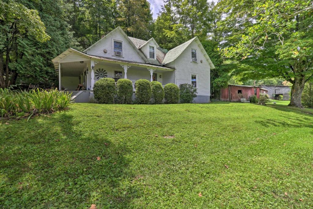 Lil Red Hen Cottage in the Boone Area with Hot Tub - Image 6