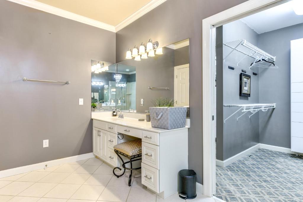 Sherrills Ford Escape with Hot Tub, Deck and Yard - Image 8