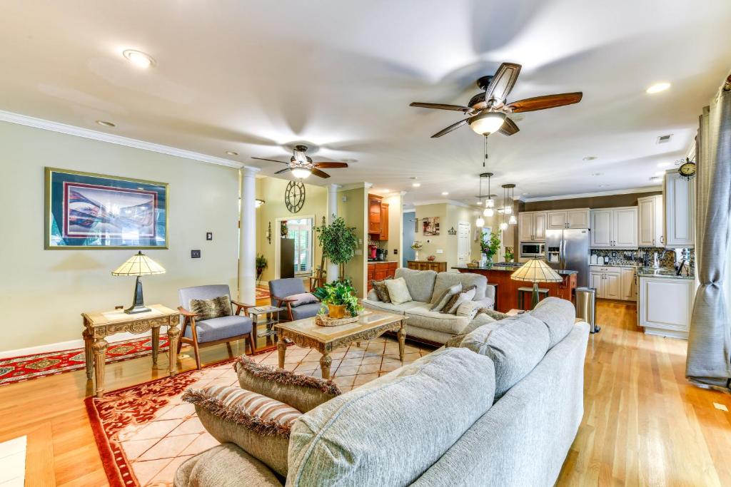 Sherrills Ford Escape with Hot Tub, Deck and Yard - Image 5