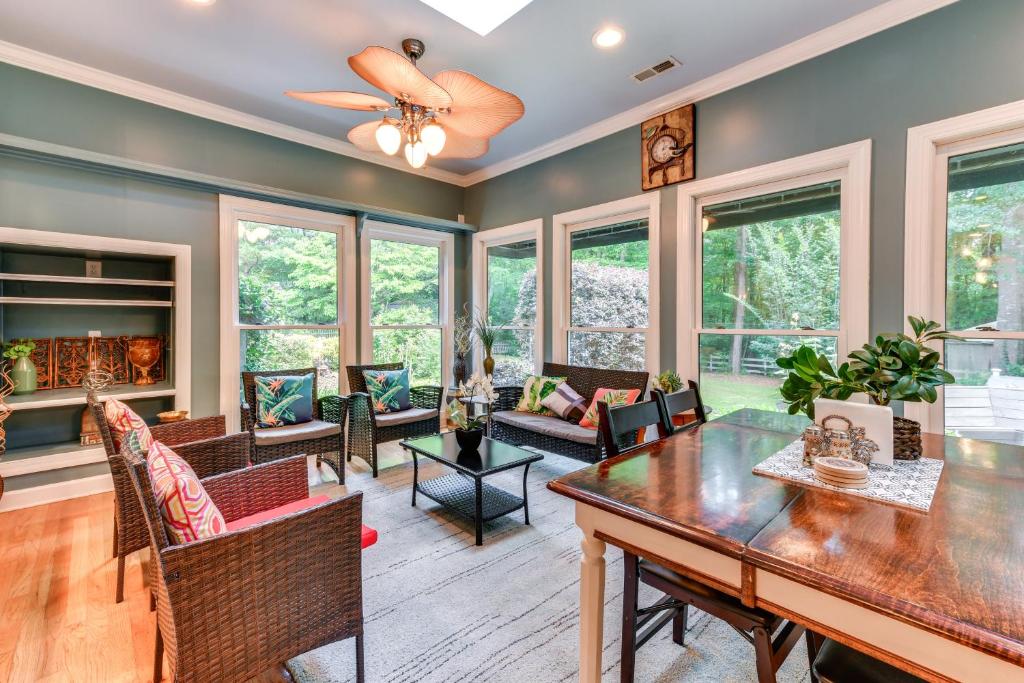 Sherrills Ford Escape with Hot Tub, Deck and Yard - Image 4