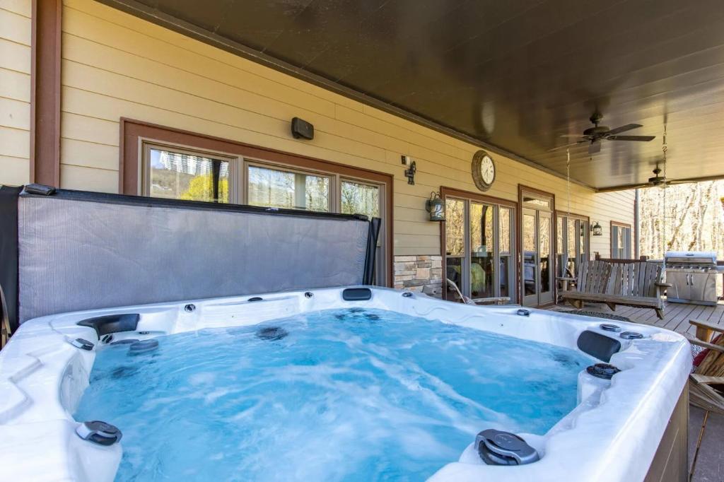 Hot Tub (Jacuzzi) - Photo 2