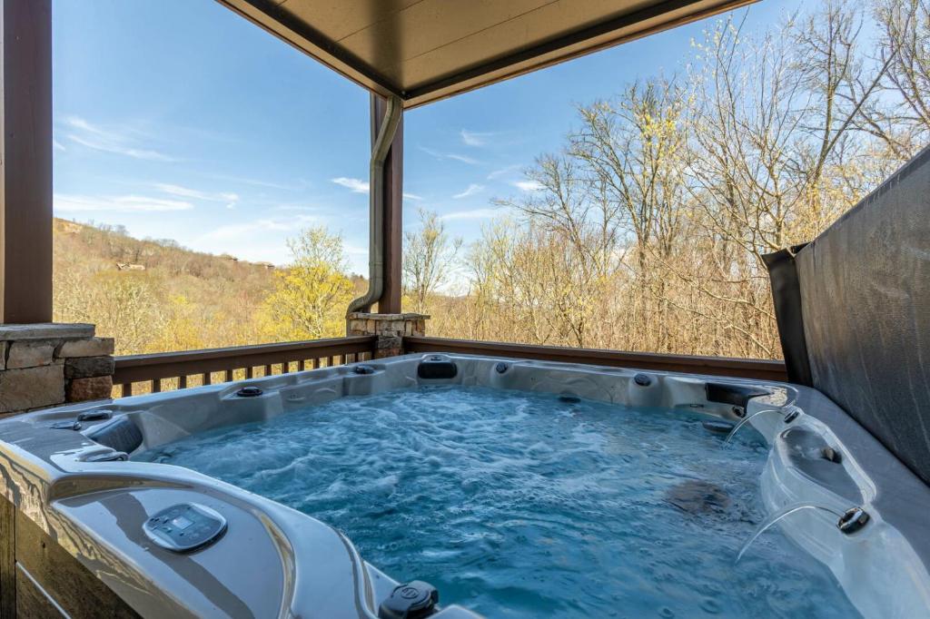 Hot Tub (Jacuzzi) - Photo 3