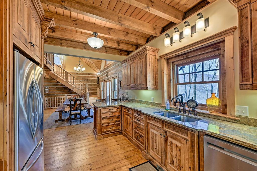 Hot Tub and Fire Pit Getaway Near Nantahala Gorge! - Image 4