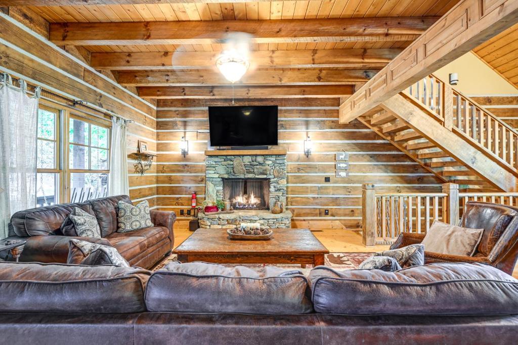 Hot Tub and Fire Pit Getaway Near Nantahala Gorge! - Image 5