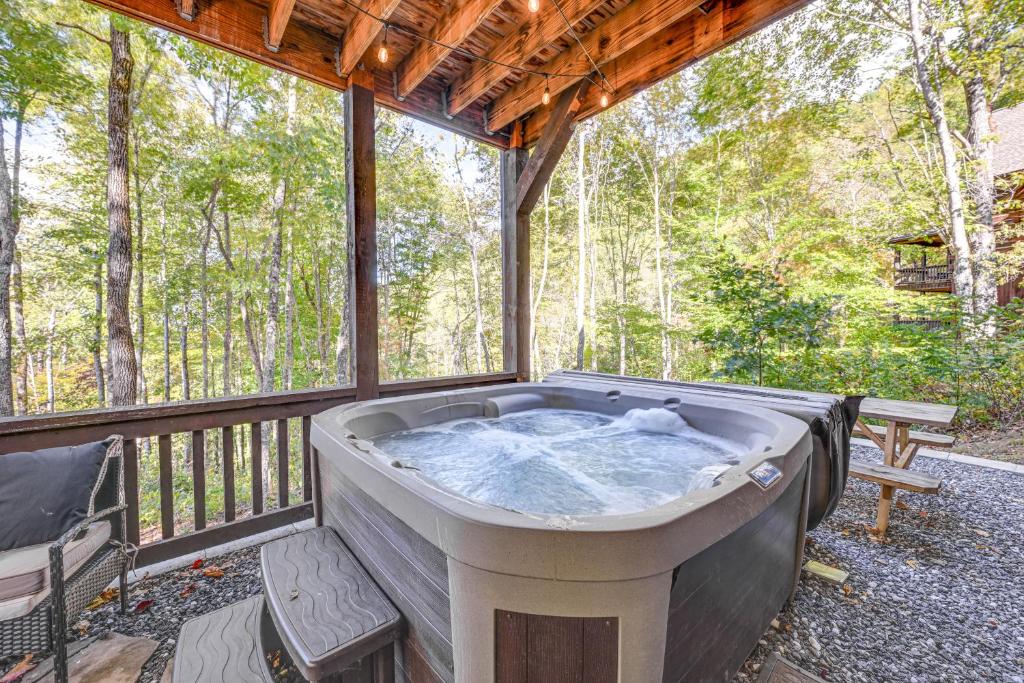 Hot Tub and Fire Pit Getaway Near Nantahala Gorge!
