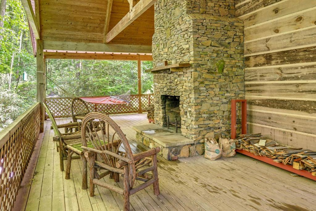 Topton Cabin with Hot Tub - 6 Mi to Nantahala Lake!