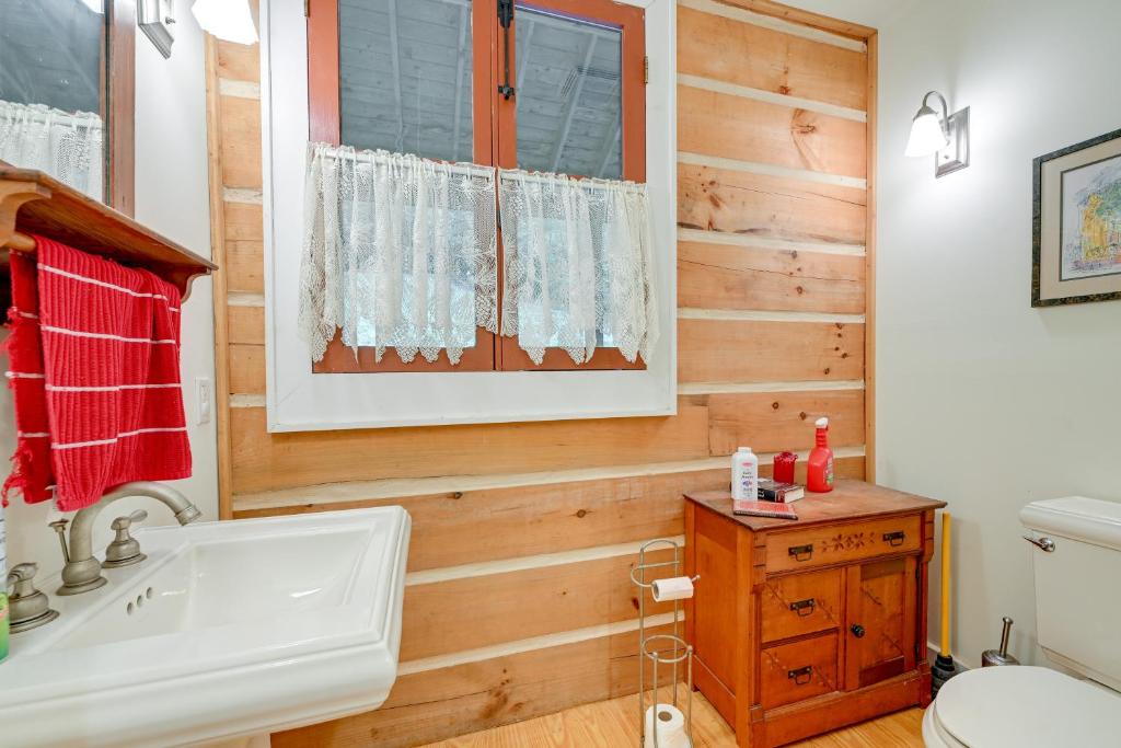 Topton Cabin with Hot Tub - 6 Mi to Nantahala Lake! - Image 8