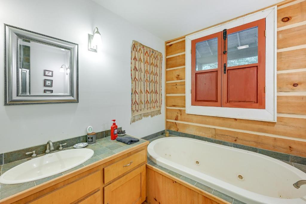 Topton Cabin with Hot Tub - 6 Mi to Nantahala Lake!