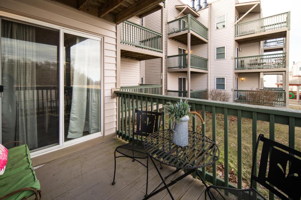 Beech Mtn Studio Retreat! Ski, Hike & Sip Nearby - Image 7