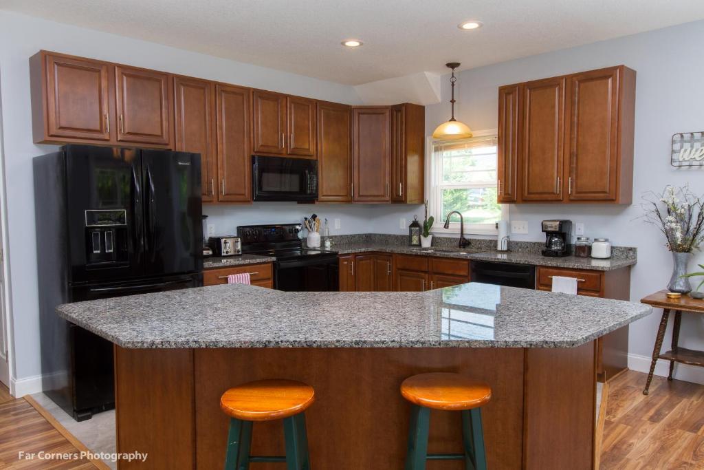 Mama Bears Blue Bungalow - Image 4