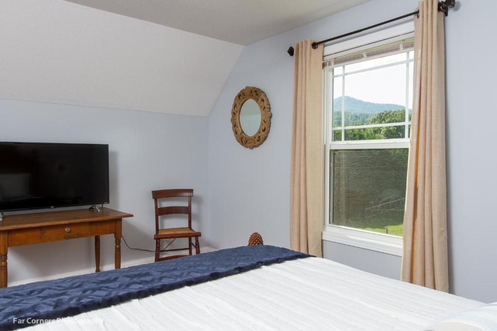 Mama Bears Blue Bungalow - Image 5