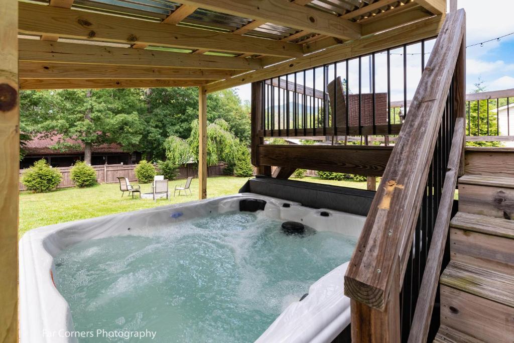 Hot Tub (Jacuzzi) - Photo 3