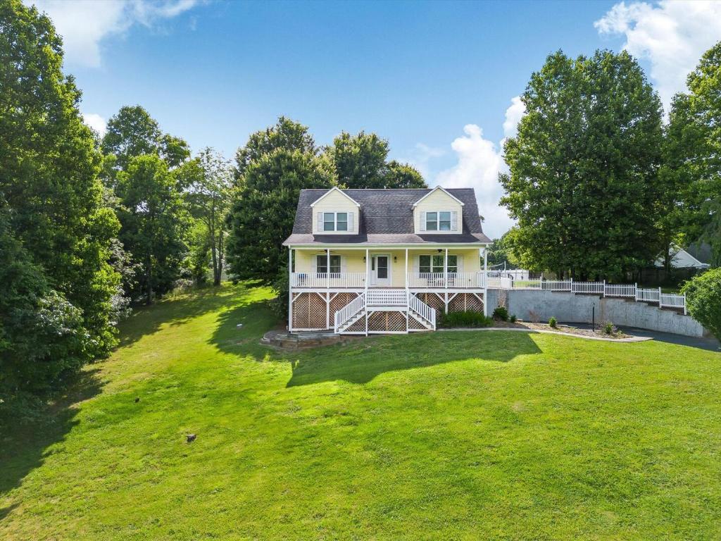 NEWLY Renovated near Asheville! HOT TUB and seasonal POOL! - Image 7