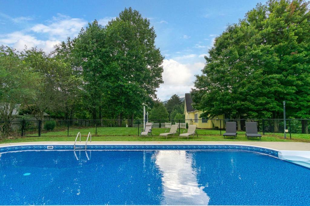 NEWLY Renovated near Asheville! HOT TUB and seasonal POOL! - Image 4