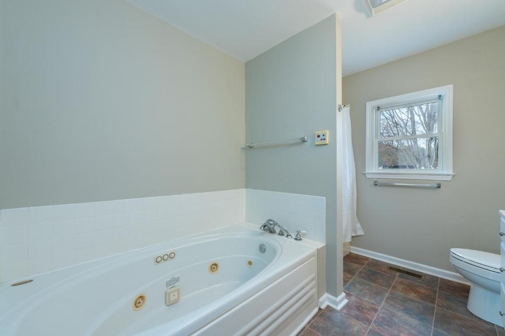 Hot Tub (Jacuzzi) - Photo 3