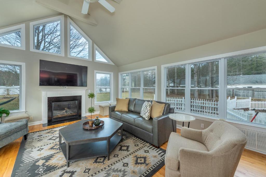 NEWLY Renovated near Asheville! HOT TUB and seasonal POOL! - Image 6