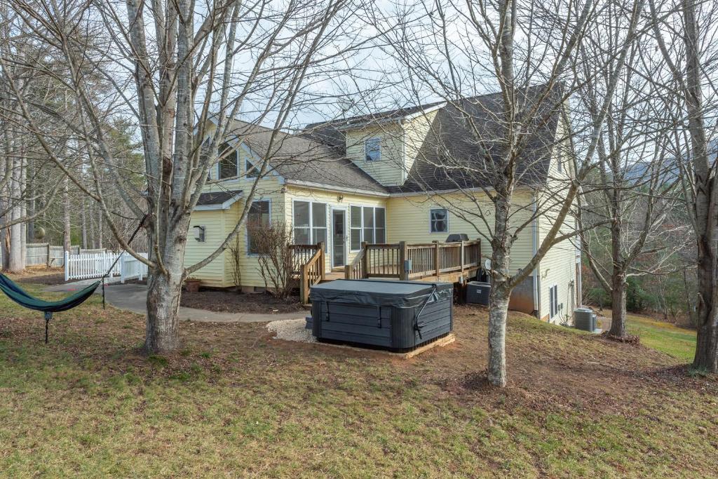 Hot Tub (Jacuzzi) - Photo 2