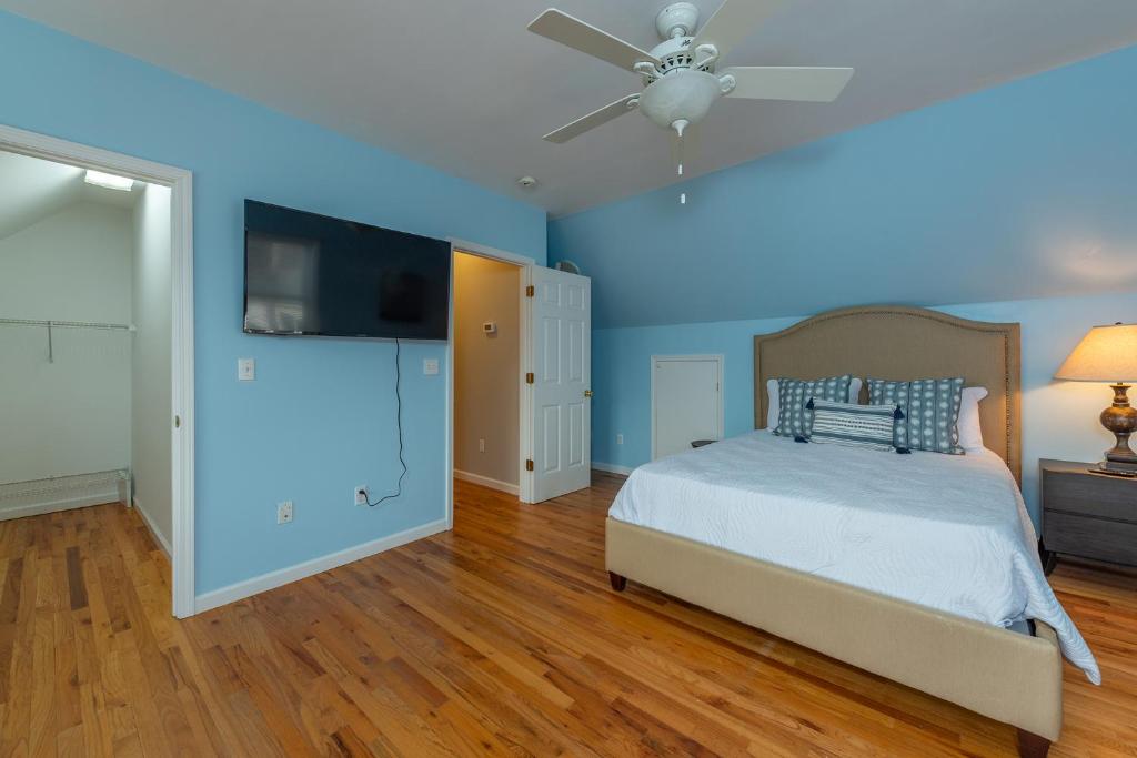 NEWLY Renovated near Asheville! HOT TUB and seasonal POOL! - Image 8