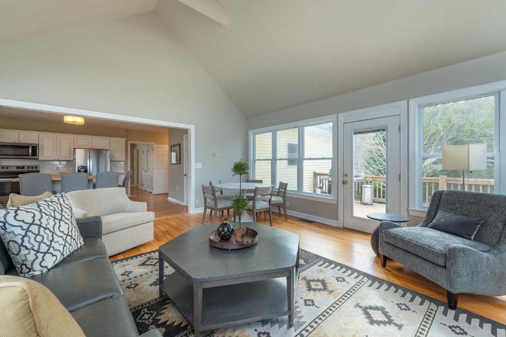 NEWLY Renovated near Asheville! HOT TUB and seasonal POOL! - Image 5