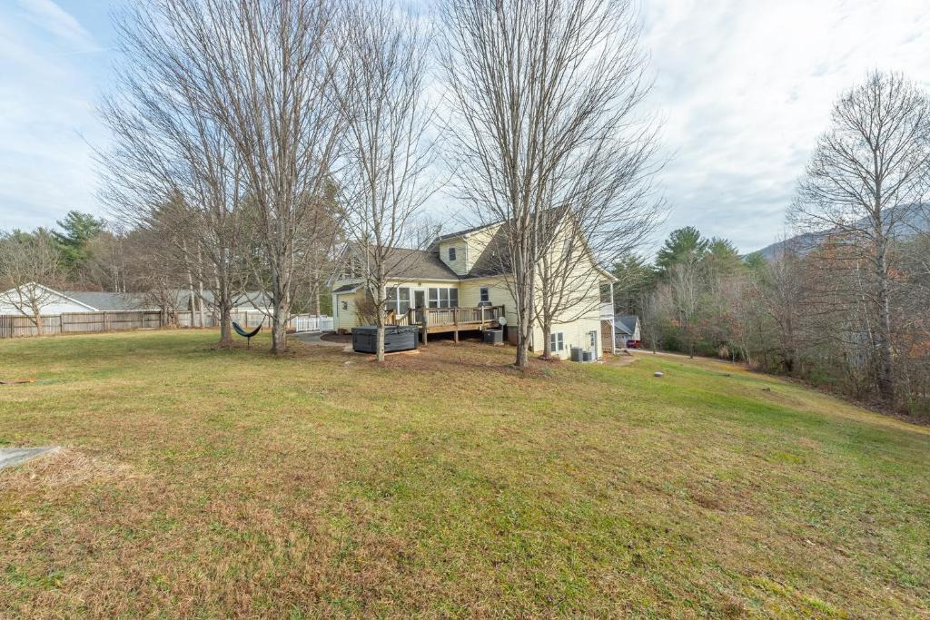 NEWLY Renovated near Asheville! HOT TUB and seasonal POOL!