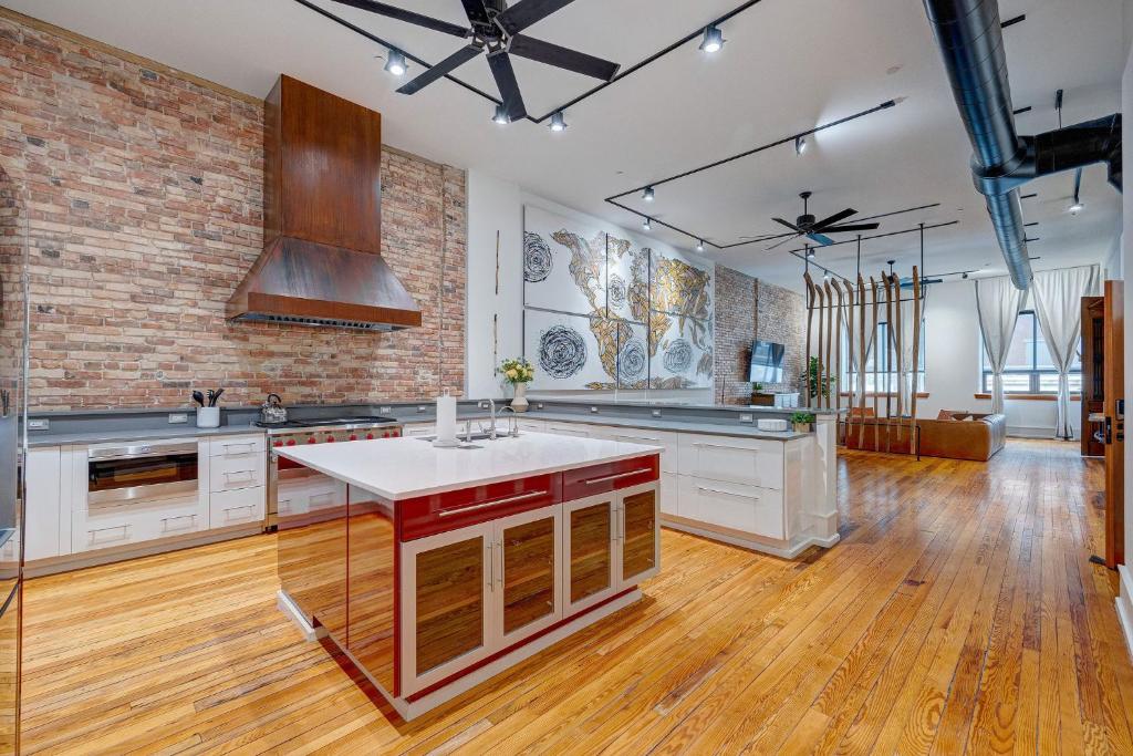 Luxe 220, Unit 7 - Entire Penthouse Property - sleeps 20